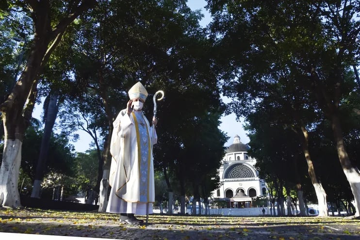 Monseñor Ricardo Valenzuela solitario en la explanada de la Basílica el 8 de diciembre de 2020 cuando la pandemia obligó a suspender la celebración mariana más grande del país.