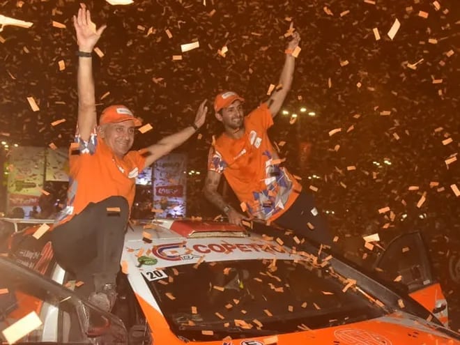 Edgardo Galindo (i) y Agustín Alonso (d), sobre el VW Polo GT R5, festejando en la rampa de llegada, en Luque, la victoria en el Transchaco Rally 2023.
