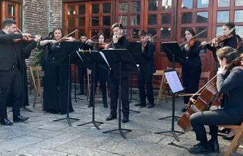 Integrantes de la Orquesta Nacional Juvenil del SODRE, que retomarán sus actividades internacionales con esta visita a Asunción.