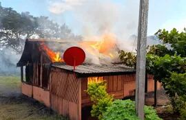 El incendio ocurrió esta mañana aproximadamente a las 09:00, sobre la ruta PY 08 del km 124, en una casa utilizada como retiro de la Empresa Trementina SA perteneciente a la familia Pappalardo.