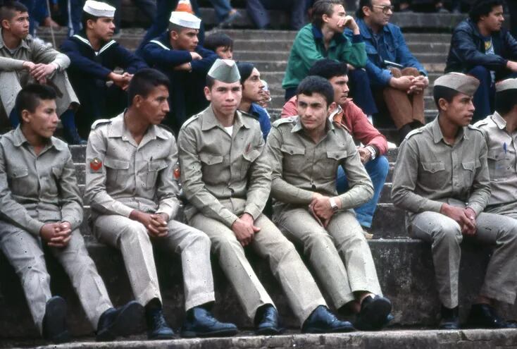 Soldados en las graderías durante un partido. Ensayo Graderías Populares de Chiqui Velázquez.