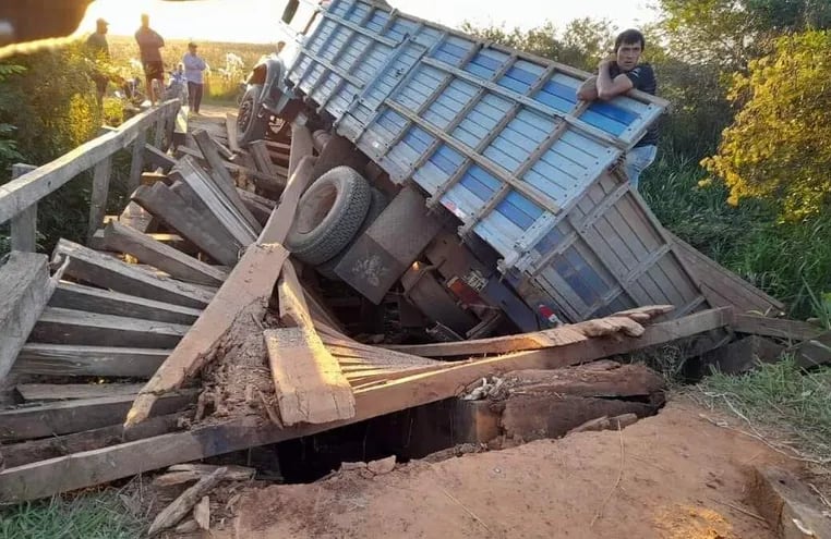 Un camión transportador de mandioca cayó en un precario puente de la compañía Kuarahy Rese de San Juan Nepomuceno.