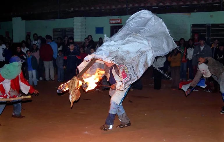Toro candil, uno de los juegos tradicionales de la festividad de San Juan.