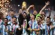 En esta foto de archivo tomada el 18 de diciembre de 2022, el delantero número 10 de Argentina, Lionel Messi, levanta el trofeo de la Copa del Mundo.