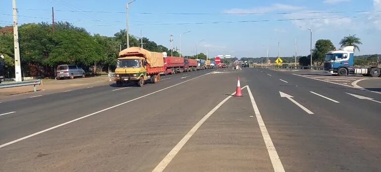 Camioneros apostados al costado del km 123 de la ruta PY02. Desde hoy se anuncia el paro de más de 40.000 trabajadores del gremio. (Foto referencial).