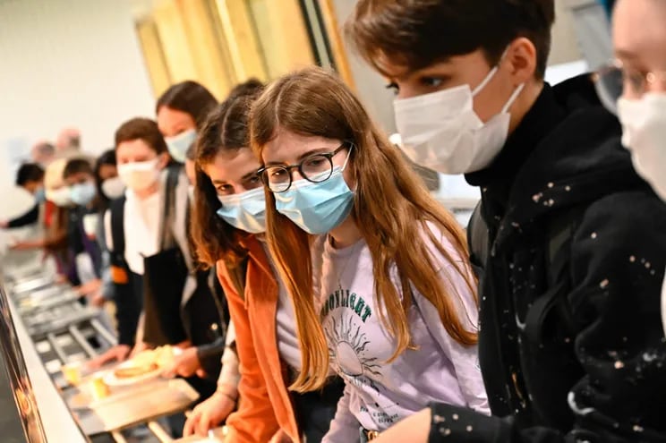 Alumnos con mascarillas forman fila en el comedor de su escuela en Brequigny, Rennes, Francia.