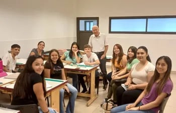 El Prof. Roberto Cañete con sus alumnos de arquitectura en proceso de elaboración de tesis de grado.