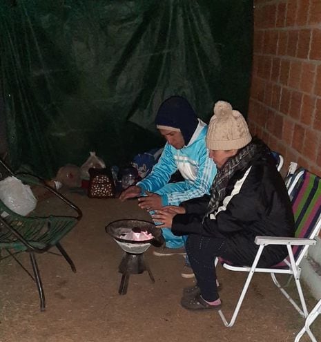 Las familias que perdieron sus pertenencias están soportando frío y lluvia bajo carpa.