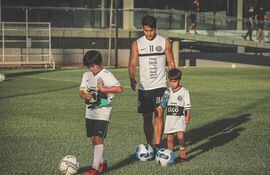 El futbolista Iván Torres con sus hijos Elías y Emanuel.
