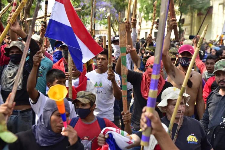 Con lanzas, varas y flechas, los indígenas que protestan contra la llamada "ley Zavala" se manifiestan frente al Congreso Nacional, luego de los violentos incidentes.