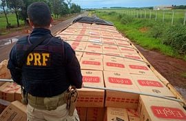 Un cargamento de cigarrillos de la marca Eight, que produce Tabesa, que fue incautado por la Policía Federal del Brasil.