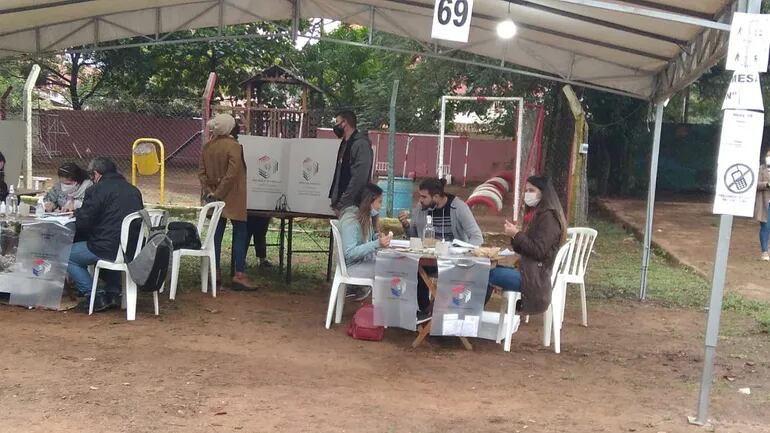 Miembros de mesa desayunando en uno de los puntos de votación de San Lorenzo.