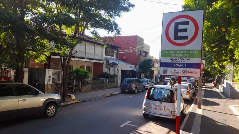 Estacionamiento tarifado en la calle Testanova, entre Mariano Roque Alonso y Carlos Antonio López, inmediaciones del Palacio de Justicia.