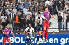 El argentino Diego Churín (d), jugador de Cerro Porteño, disputa un balón aéreo en el partido frente a Alianza Lima por la fase de grupos de la Copa Libertadores 2024 en el estadio Alejandro Villanueva, en Lima, Perú.