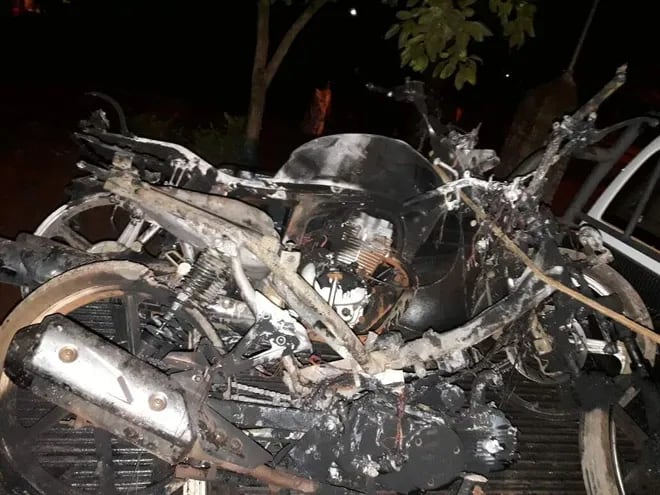 Las dos motocicletas fueron halladas totalmente incendiadas en una zona descampada, a un kilómetro de la casa de la víctima.