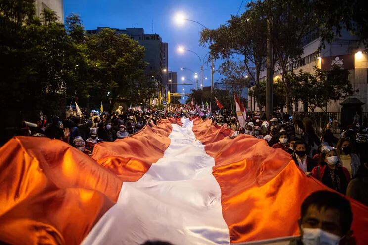 Manifestantes a favor del candidato presidencial peruano Pedro Castillo durante una marcha en Lima, el pasado sábado.