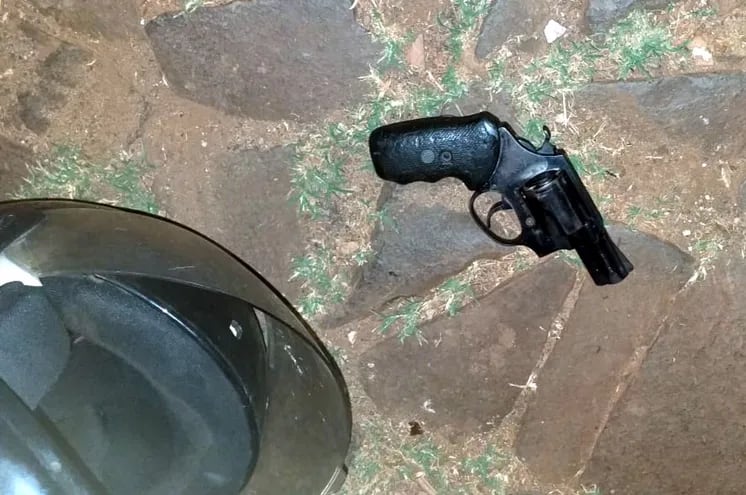 El arma que fue utilizada para cometer el feminicidio fue encontraba al lado del casco de Lidia Benítez, frente a la casa en la que ambos vivían, a pesar de haberse separado hace cinco meses.