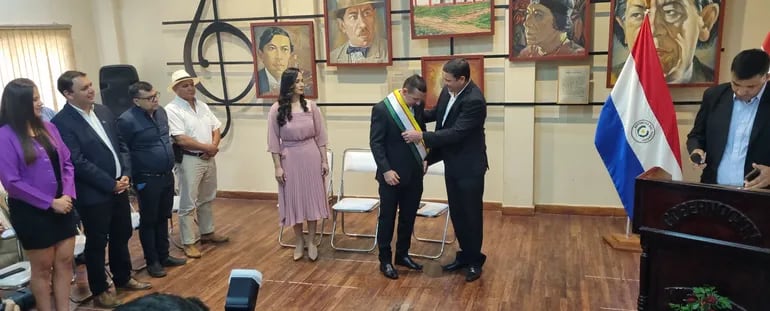 Momento en la imposición de la banda a Javier Ferreira, nuevo Gobernador del Departamento de Misiones.