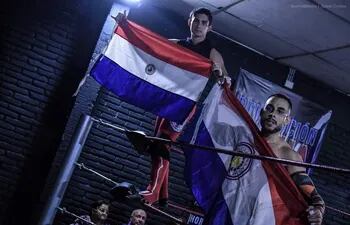 Arturo Sánchez (22) y Tyler Navarro (22) son dos de los exponentes del wrestling a nivel local.