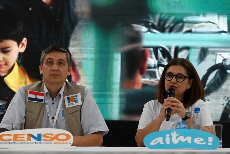 El director del Instituto Nacional de Estadísticas (INE), Ivan Ojada y la directora de Estadísticas Sociales y Demográficas, en rueda de prensa, este miércoles al final de la jornada censal.