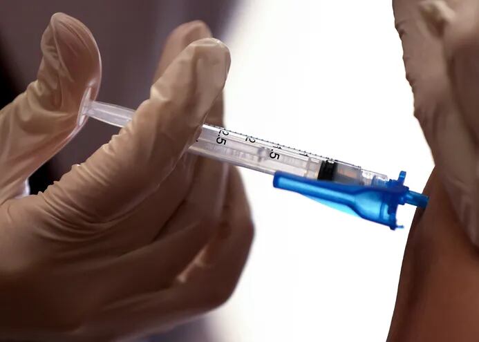 Se administra una dosis de la vacuna Moderna COVID-19 a un miembro del personal en el Centro de Enfermería Ararat en el vecindario de Mission Hills en Los Ángeles.