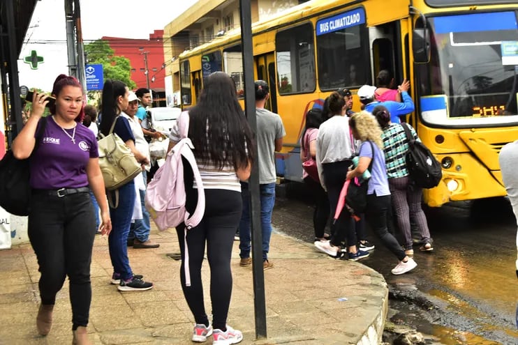 El presidente Santiago Peña cambió las reglas que flexibilizan el control al transporte, mientras que los pasajeros soportan reguladas de colectivos en las calles.