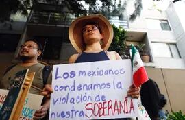 Un grupo de personas protestaron afuera de la Embajada de Ecuador el pasado sábado, en la Ciudad de México (México).