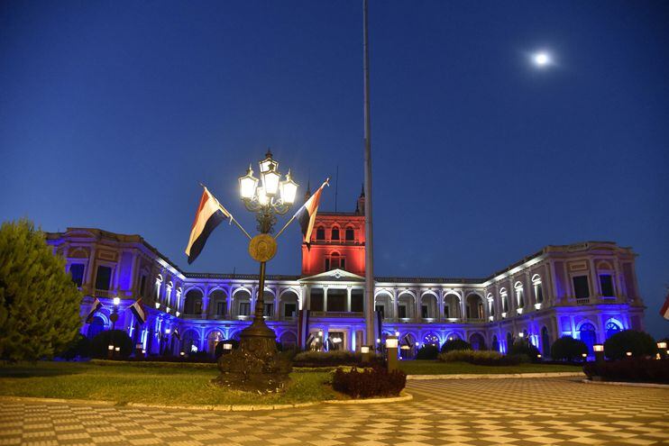 El Palacio de López, sede del Gobierno nacional, se ilumina con los colores patrios en el mes de la independencia.
