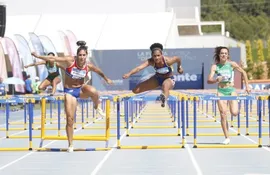 Camila Pirelli (i) durante la prueba de los 100 metros con valla del heptatlón del Campeonato Iberoamericano de Atletismo 2022.