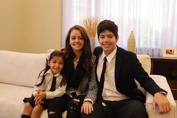 Hermosos, madre e hijos. La periodista Sara Moreno con sus tesoros Ian y Nina.