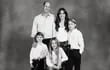 ¡Bella postal navideña! Guillermo de Inglaterra y Kate Middleton con sus tres hijos George (10), Charlotte (8) y Louis (5).
