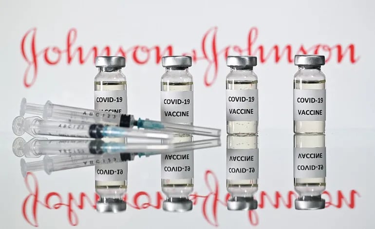 Como la vacuna de AstraZeneca-Oxford, las dosis de Janssen están bajo investigación. (AFP)