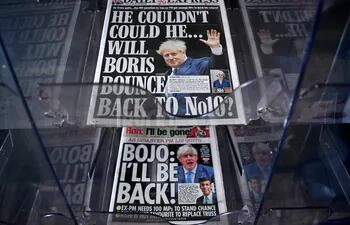 Diarios británicos lucen en sus portadas el posible retorno del exprimer ministro Boris Johnson, este viernes en una tienda de Londres, Reino Unido.