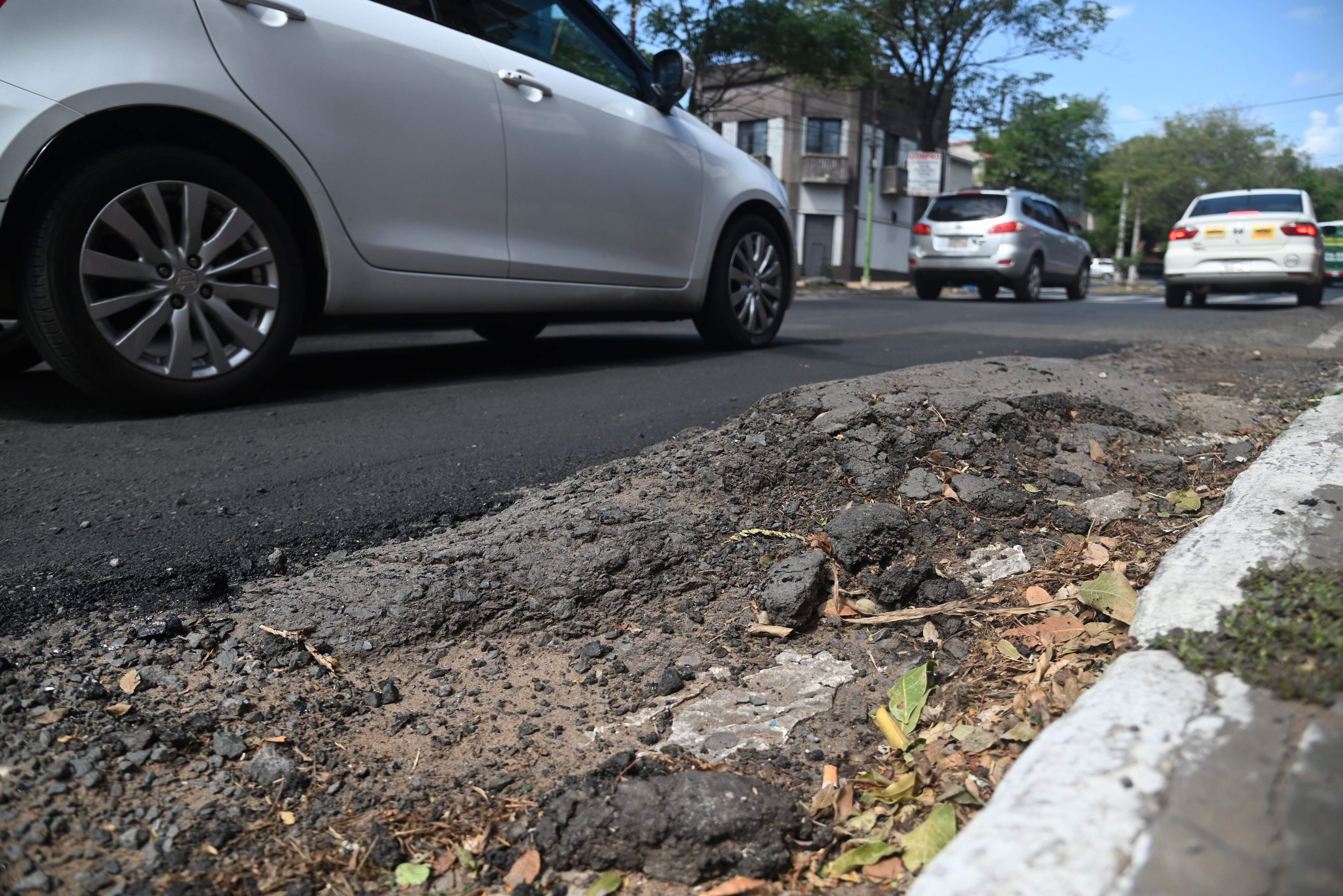 Sobre Rodríguez de Francia e Iturbe se puede encontrar otro caso de obras chapuceras, ya que el asfalto ni siquiera fue bien puesto para el arreglo de la arteria. 
