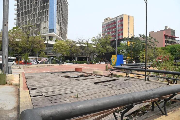 Ubicada en pleno centro de Asunción, la emblemática Plaza de la Democracia luce en total estado de abandono, mientras la antorcha de los Juegos Odesur 2022 ya está en Paraguay.