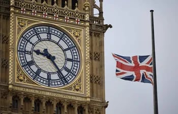 La bandera de la unión ondea a media asta junto al Big Ben de Westminster, en Londres, Gran Bretaña.