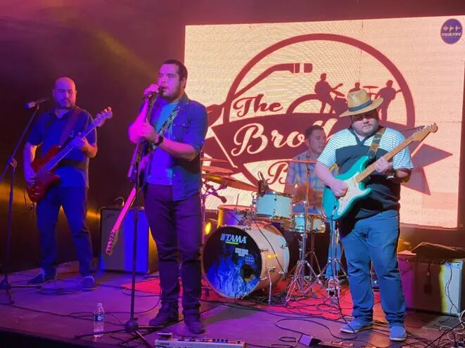 El grupo guaireño The Brothers Band hizo vibrar al público el fin de semana con su variado repertorio de rock, en el Food Park Gua'i de Villarrica.