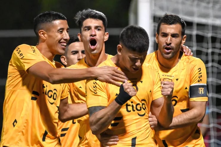 Los jugadores de Guaraní festejan un gol en el partido contra Guaireña por los octavos de final de la Copa Paraguay 2023.