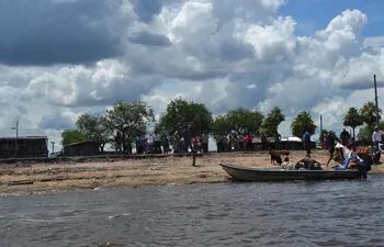 Los pobladores de María Elena de los Tomarahos no cuentan con caminos y ahora tampoco con el servicio de embarcación. Se ubican a unos 65 kilómetros al norte de Fuerte Olimpo.