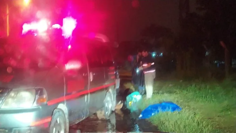 Agentes de la comisaría jurisdiccional y de Criminalística verifican el cuerpo, que fue encontrado a un costado de la avenida Avelino Martínez