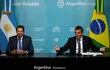 Los ministros de Economía  de Argentina, Sergio Massa (d) y Fernando Haddad, de Brasil, durante una conferencia en Casa Rosada, en Buenos Aires.  (AFP)