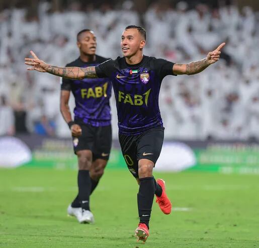 Alejandro Kaku Romero festeja su gol para el Al-Ain de Emiratos Árabes Unidos