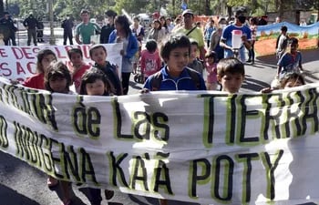 Los integrantes de la comunidad Ka´a Poty en su mayoría niños, niñas y mujeres marcharon por las calles de Asunción hasta llegar al Poder Judicial acompañados de la ciudadanía que vienen apoyando a las familias.