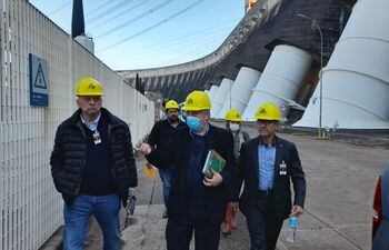 El Ing. Germán Escauriza, asesor del Parlasur y los parlamentarios Ricardo Canese y Neri Olmedo, durante el recorrido técnico por la central hidroeléctrica de Itaipú.