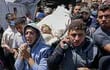 Un grupo de palestinos carga el cuerpo de Raed Alrantisi, muerto en un ataque aéreo del ejército israelí.