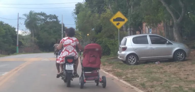Pareja es captada llevando a bebé en brazos en una moto y sosteniendo el carrito del otro lado. Ocurrió en la ruta que une Atyra con Altos, en Cordillera.