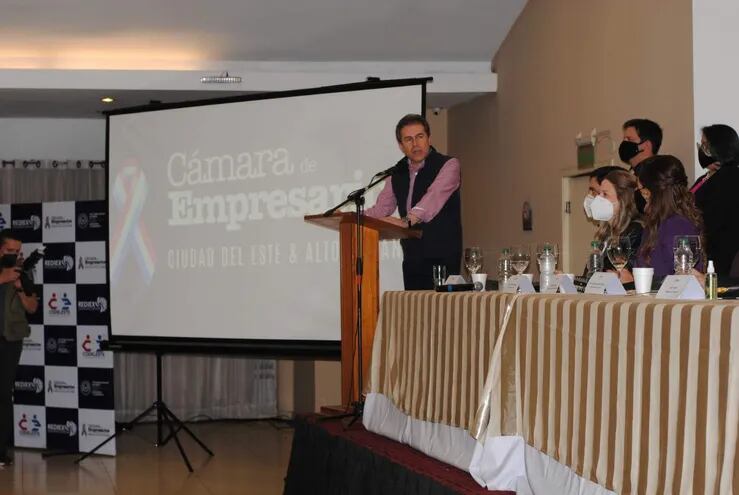 El ministro Luis Alberto Castiglioni se dirigió a los presentes durante la presentación del proyecto de apoyo a empresas exportadoras.
