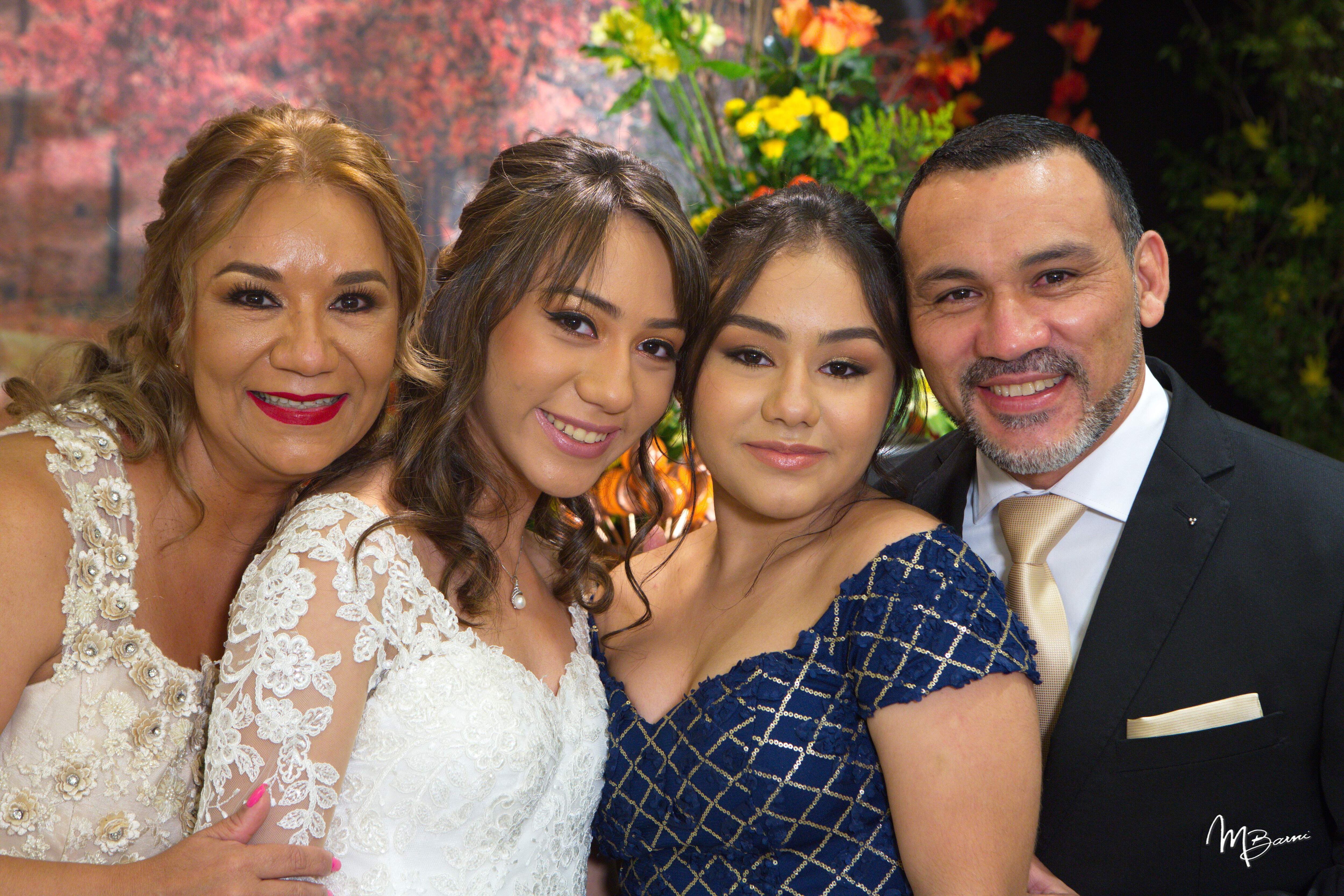 La quinceañera junto a sus padres María Nereida Maidana y Rene Ariel Sánchez, y su hermana María Sol Sánchez Maidana.