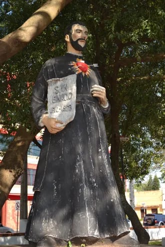 Imagen de San Roque González de Santa Cruz, en la plaza del mismo nombre ubicada en San Ignacio, Misiones.
