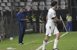 Pedro Sarabia brinda indicaciones a sus dirigidos en el juego ante Olimpia.